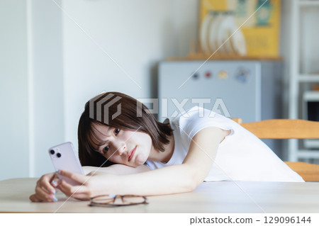 A woman watching a smartphone 129096144