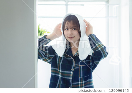 用毛巾擦頭髮的女人。 129096145