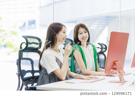 在辦公室工作的女商人 在辦公室工作的女商人 129096171