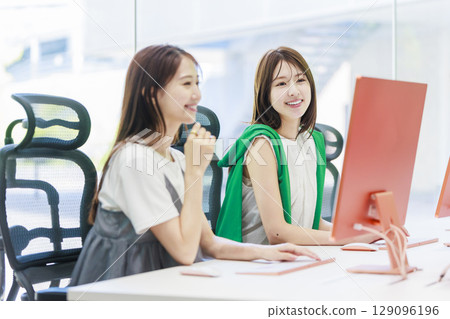 在辦公室工作的女商人 129096196