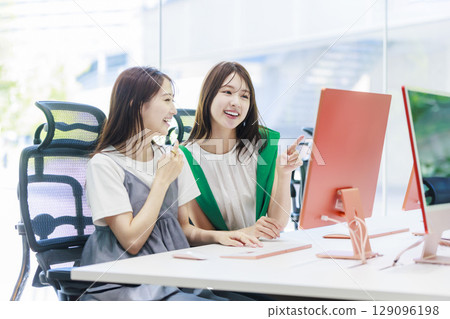 在辦公室工作的女商人 129096198