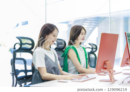 在辦公室工作的女商人 在辦公室工作的女商人 129096219