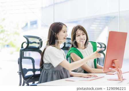 在辦公室工作的女商人 在辦公室工作的女商人 129096221