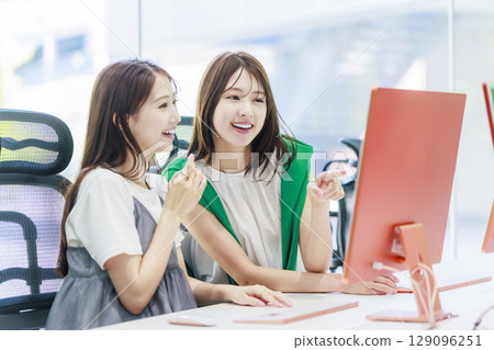 Business woman working in the office 129096251