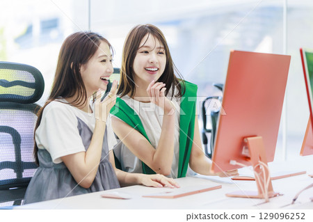 在辦公室工作的女商人 129096252