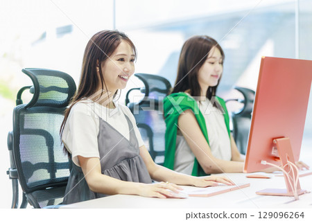 在辦公室工作的女商人 在辦公室工作的女商人 129096264