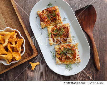 Puff pastry with chanterelle and herbs 129096363