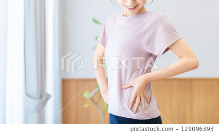 一個女人檢查她的身體線條 一個女人檢查她的身體線條 129096393