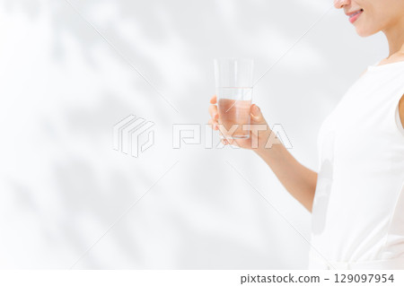 一個女人用礦泉水 一個女人用礦泉水 129097954