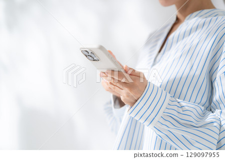 Woman, smartphone, smartphone, hand 129097955