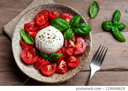 Tomato salad with stracciatella cheese 129098629