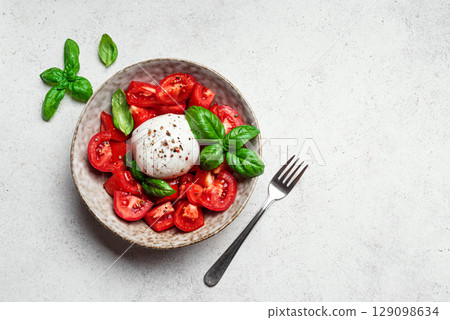 Tomato salad with stracciatella cheese 129098634