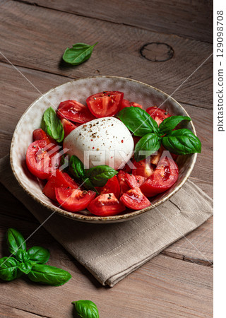 Tomato salad with stracciatella cheese 129098708