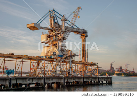 Unloader dyed in the morning sun Unloader dyed in the morning sun 129099110