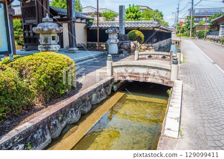 Chisekiyosui in front of Seishoji Temple (Chizumicho, Yokkaichi City, Mie Prefecture) 129099411