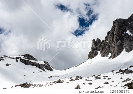 Winter landscape in Picos de Europa, Spain Winter landscape in Picos de Europa, Spain 129100171