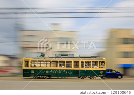 行駛在富山街道上的復古電車 129100646