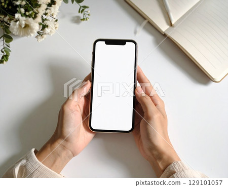白色書桌上的智慧型手機 129101057
