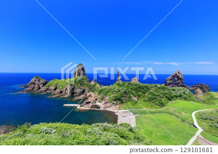 [Shimane Prefecture] Kunigahama Beach on the Kuniga Coast on a clear day (Nishinoshima, Oki Islands) 129101681