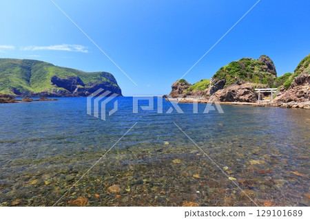 [Shimane Prefecture] Kunigahama Beach on the Kuniga Coast on a clear day (Nishinoshima, Oki Islands) 129101689