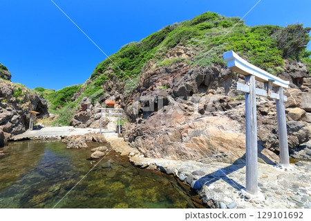 [島根郡] 晴天時位於國賀海岸的國賀神社（隱岐群島西之島） 129101692