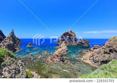 [Shimane Prefecture] Heavenly realm of Kuniga Coast on a clear day (Nishinoshima, Oki Islands) 129101703
