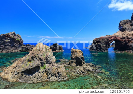 [Shimane Prefecture] Tsutenkyo Bridge on Kuniga Coast on a clear day (Nishinoshima, Oki Islands) 129101705