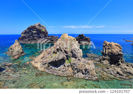 [Shimane Prefecture] Heavenly realm of Kuniga Coast on a clear day (Nishinoshima, Oki Islands) 129101707