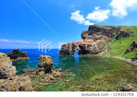 [島根縣]晴天國賀海岸的通天橋（隱岐群島西之島） 129101708