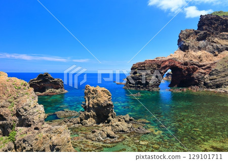 [Shimane Prefecture] Tsutenkyo Bridge on Kuniga Coast on a clear day (Nishinoshima, Oki Islands) 129101711