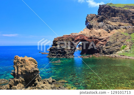 [島根縣]晴天國賀海岸的通天橋（隱岐群島西之島） 129101713