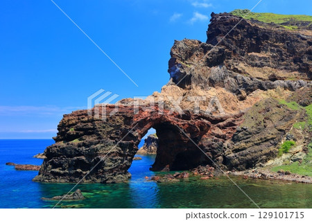[島根縣]晴天國賀海岸的通天橋（隱岐群島西之島） 129101715