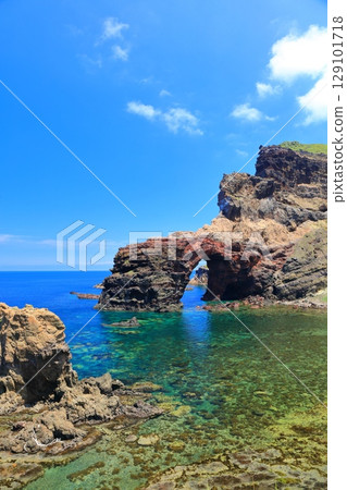 [島根縣]晴天國賀海岸的通天橋（隱岐群島西之島） 129101718