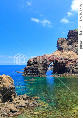 [Shimane Prefecture] Tsutenkyo Bridge on Kuniga Coast on a clear day (Nishinoshima, Oki Islands) 129101719