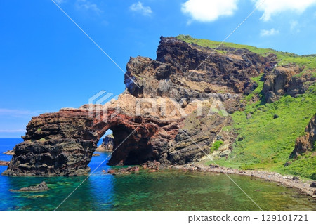 [Shimane Prefecture] Tsutenkyo Bridge on Kuniga Coast on a clear day (Nishinoshima, Oki Islands) 129101721