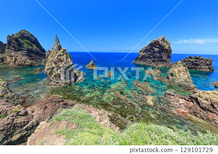 [Shimane Prefecture] Heavenly realm of Kuniga Coast on a clear day (Nishinoshima, Oki Islands) 129101729