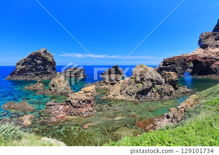 [Shimane Prefecture] Heavenly realm of Kuniga Coast on a clear day (Nishinoshima, Oki Islands) 129101734