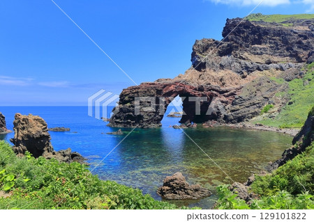 [島根縣]晴天國賀海岸的通天橋（隱岐群島西之島） 129101822