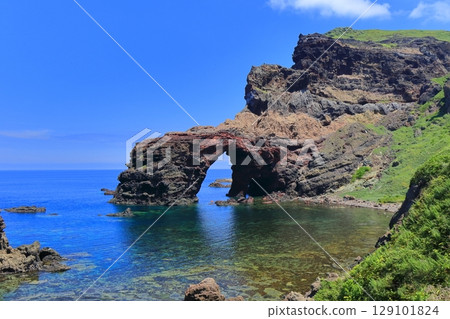 [Shimane Prefecture] Tsutenkyo Bridge on Kuniga Coast on a clear day (Nishinoshima, Oki Islands) 129101824