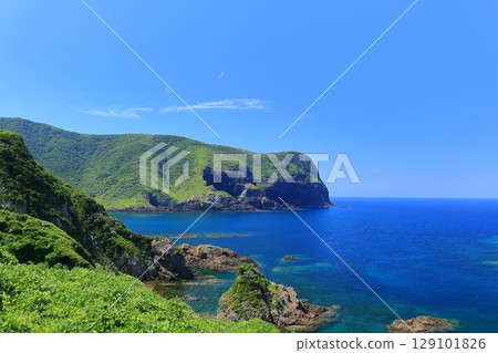 [島根縣] 晴朗的日子裡的國賀海岸國比濱海灘（隱岐諸島西之島） 129101826