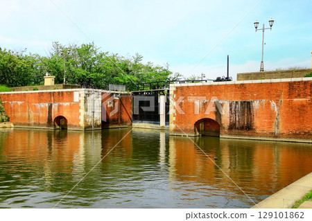 Yokotone Lock, a valuable civil engineering heritage built during the Taisho period that is still in operation today Yokotone Lock, a valuable civil engineering heritage built during the Taisho period that is still in operation today 129101862