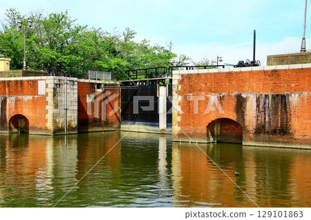 Yokotone Lock, a valuable civil engineering heritage built during the Taisho period that is still in operation today 129101863
