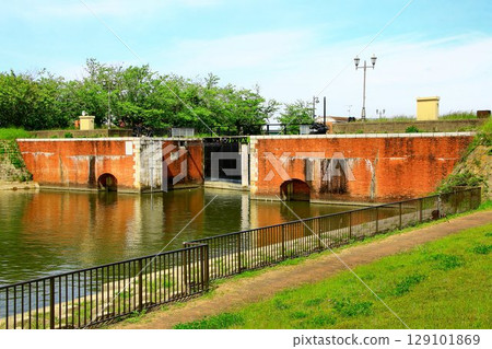 Yokotone Lock, a valuable civil engineering heritage built during the Taisho period that is still in operation today Yokotone Lock, a valuable civil engineering heritage built during the Taisho period that is still in operation today 129101869