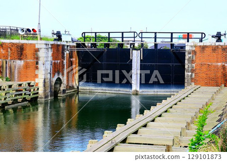 Yokotone Lock, a valuable civil engineering heritage built during the Taisho period that is still in operation today Yokotone Lock, a valuable civil engineering heritage built during the Taisho period that is still in operation today 129101873
