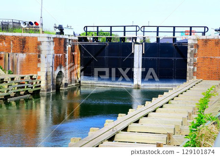 Yokotone Lock, a valuable civil engineering heritage built during the Taisho period that is still in operation today Yokotone Lock, a valuable civil engineering heritage built during the Taisho period that is still in operation today 129101874