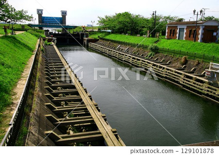 Yokotone Lock, a valuable civil engineering heritage built during the Taisho period that is still in operation today Yokotone Lock, a valuable civil engineering heritage built during the Taisho period that is still in operation today 129101878