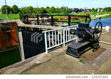 Yokotone Lock, a valuable civil engineering heritage built during the Taisho period that is still in operation today Yokotone Lock, a valuable civil engineering heritage built during the Taisho period that is still in operation today 129101881