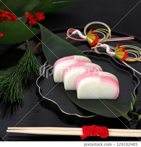 New Year dishes red and white kamaboko 129102405