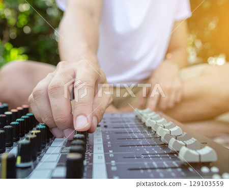 男手觸摸音頻攪拌器 129103559