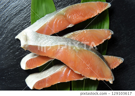 盤子裡的生鮭魚 129103617